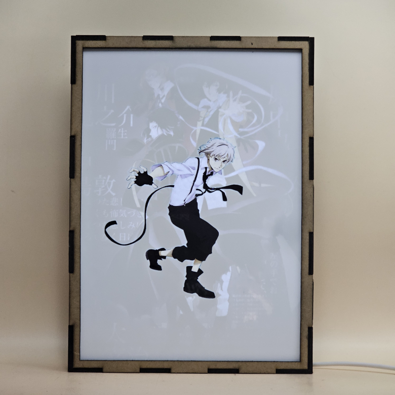 Lámpara LED de Bungou Stray Dogs con Atsushi Nakajima en primer plano - luz ambiente encendida