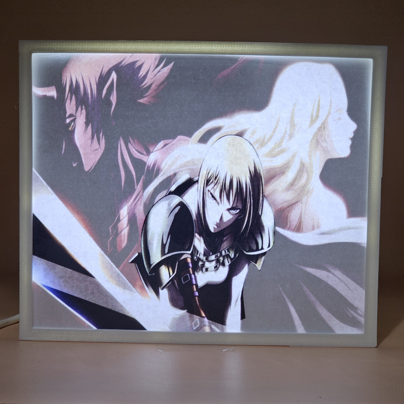 Lámpara ánime/manga  Claymore  con doble imagen del grupo Clare, Teresa y Priscilla, vista encendida, donde se revela la ilustración completa al encender la luz LED.